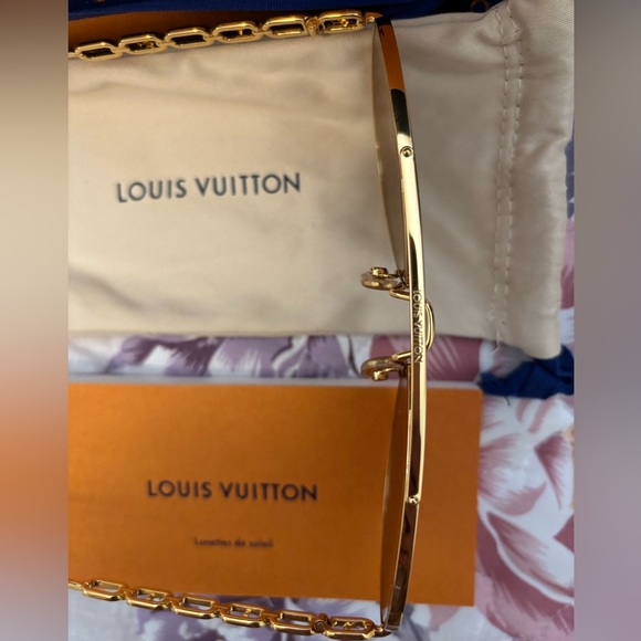 Louis Vuitton Chain Pilot Sunglasses 🕶️ - Picture 4 of 8